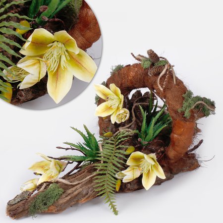 Blumenkomposition mit Magnolie